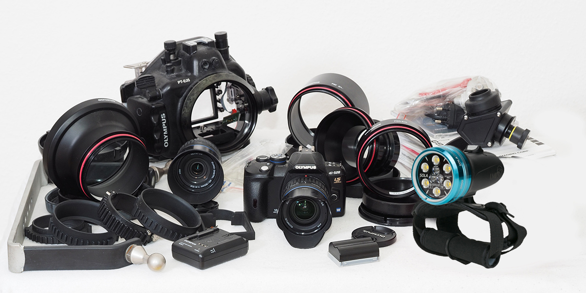 Teile der Unterwasser-Fotoausrüstung mit der Olympus E520 sowie Unterwasser-Gehäuse und Lampe