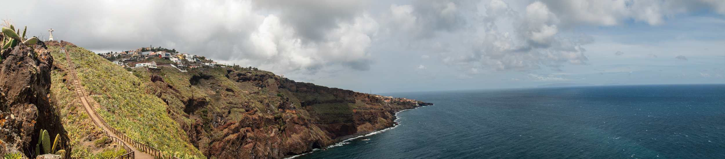 Panorama zur Statue Cristo del Rei nach Funchal